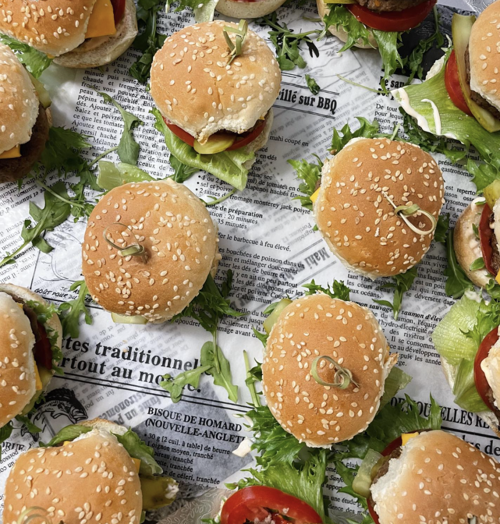 Offrez à vos invités des plats frais et variés : viennoiseries, fruits, œufs et accompagnements savoureux, le tout préparé avec soin pour un brunch parfait dans le grand Montréal.