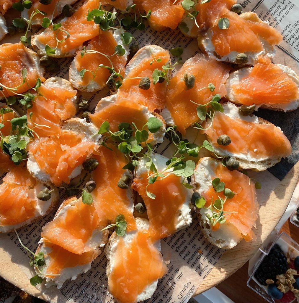 Notre service traiteur corporatif transforme vos réunions et événements d'affaires en succès mémorables.